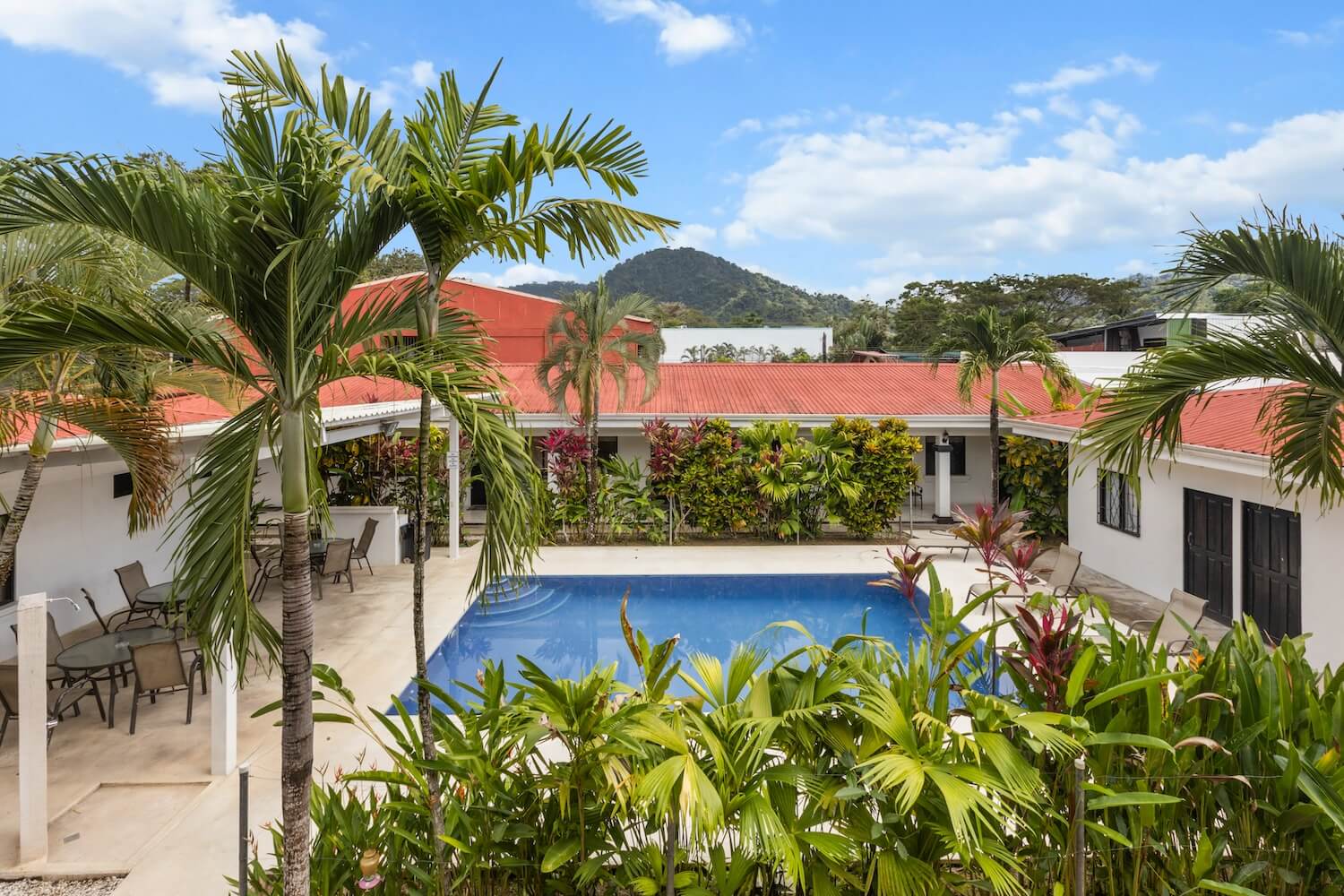 La Palma — 12-Bedroom Private Compound with Pool, Jacó
