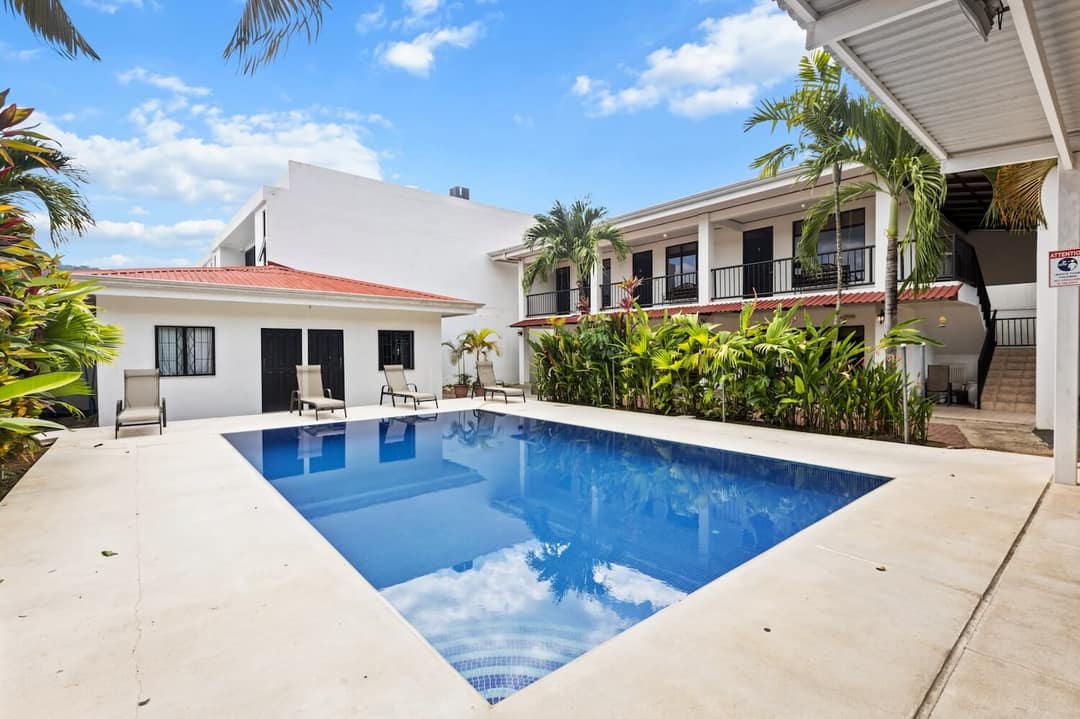 Covered rancho with bar beside the pool